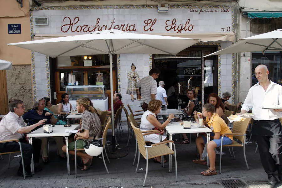 Otro icono de la plaza Santa Catalina era la Horchatería El Siglo. El edifició abrió en 1936 y cerró por la jubilación de sus dueños en 2014. Era un local muy querido por el carácter añejo que desprendía.