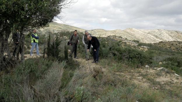 Tres guardias civiles, el forense Etxeberria y un periodista junto a la fosa. 