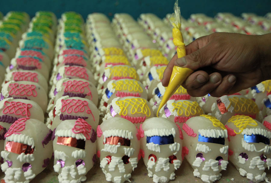 Calaveritas de azúcar, tradición mexicana que resiste con las generaciones