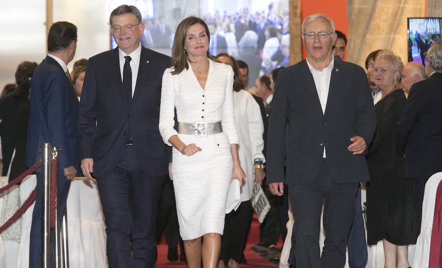 La reina Letizia entrega en la Lonja de Valencia los galardones 