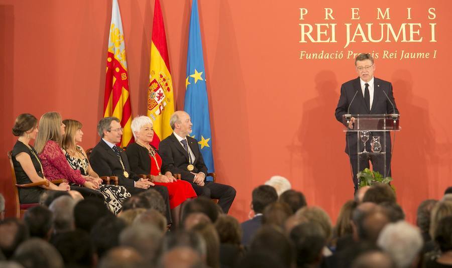La reina Letizia entrega en la Lonja de Valencia los galardones 
