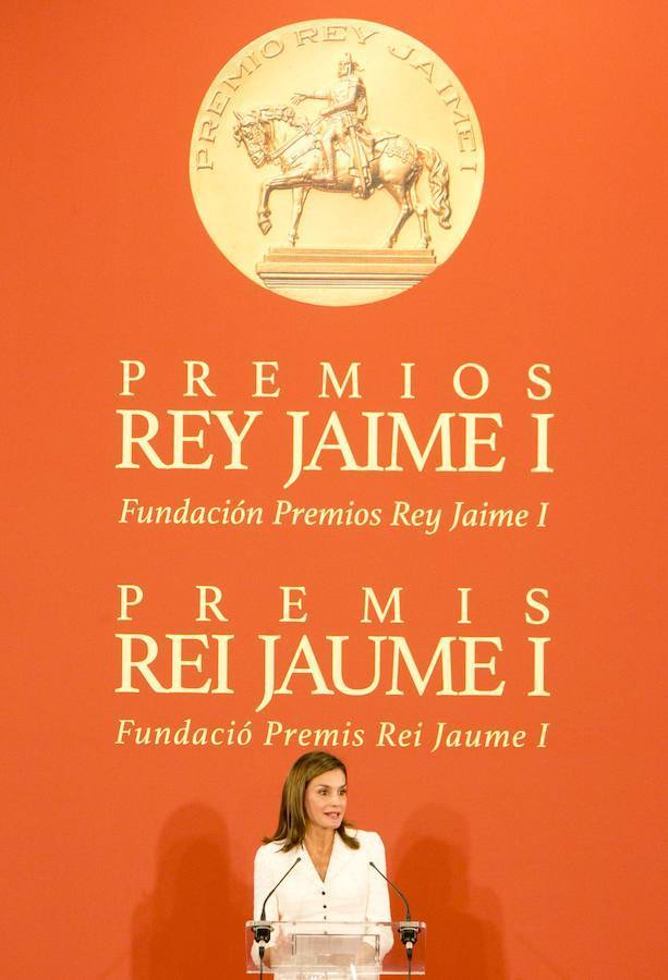 La reina Letizia entrega en la Lonja de Valencia los galardones 