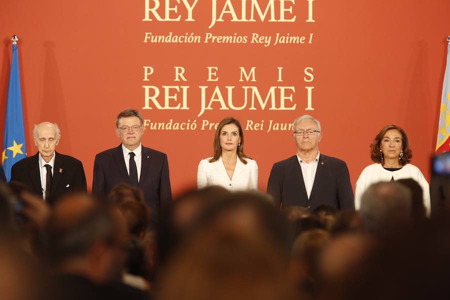 La reina Letizia entrega en la Lonja de Valencia los galardones 