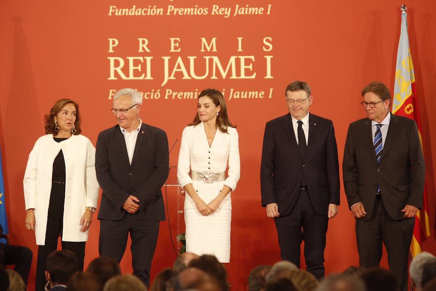 La reina Letizia entrega en la Lonja de Valencia los galardones 