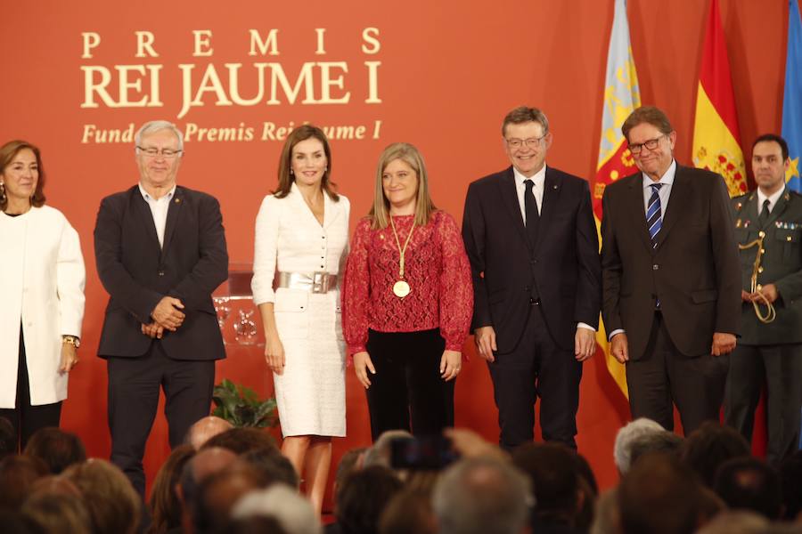 La reina Letizia entrega en la Lonja de Valencia los galardones 