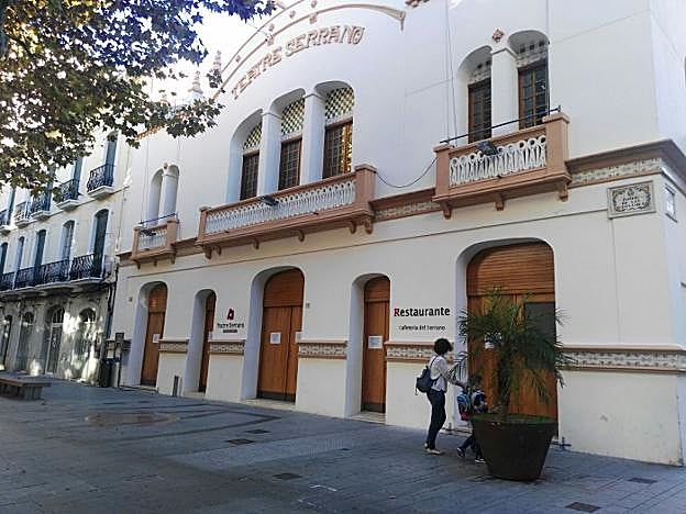 Fachada principal de edificio del Teatre Serrano que se encuentra ubicado en el paseo Germanías de Gandia. 
