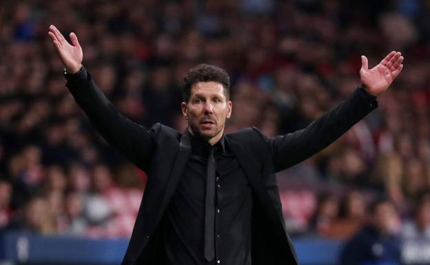 Simeone lamenta una acción.