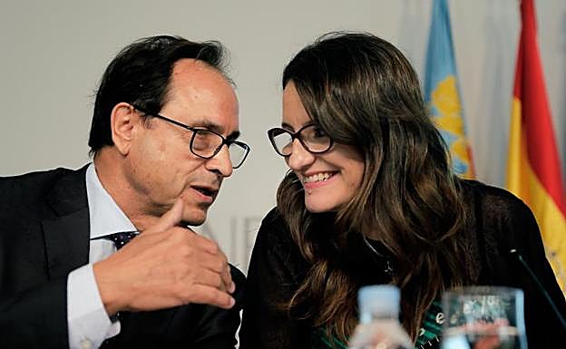 Soler dialoga con Oltra durante la presentación de los Presupuestos. 