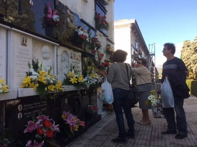 Fotos del día de Todos los Santos en los cementerios de Gandia, Tavernes, Oliva, Bellreguard, Xeraco y Almiserà