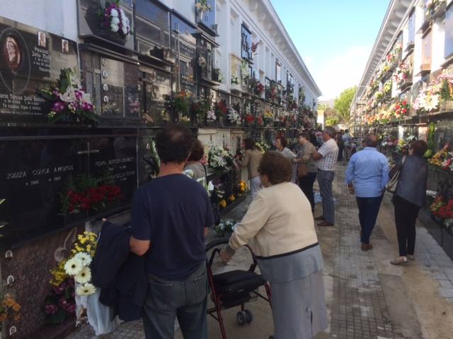 Fotos del día de Todos los Santos en los cementerios de Gandia, Tavernes, Oliva, Bellreguard, Xeraco y Almiserà