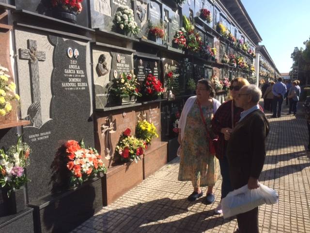 Fotos del día de Todos los Santos en los cementerios de Gandia, Tavernes, Oliva, Bellreguard, Xeraco y Almiserà
