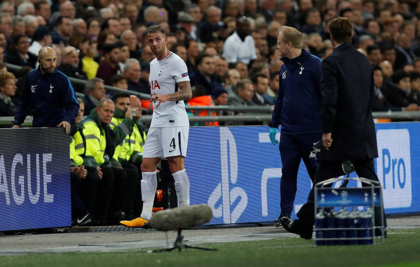 Los dos mejores equipos del Grupo H pelearon por la primera plaza del grupo en Wembley, que vibró y elevó los decibelios durante algunos momentos como el 1-0 de Delle Alli.