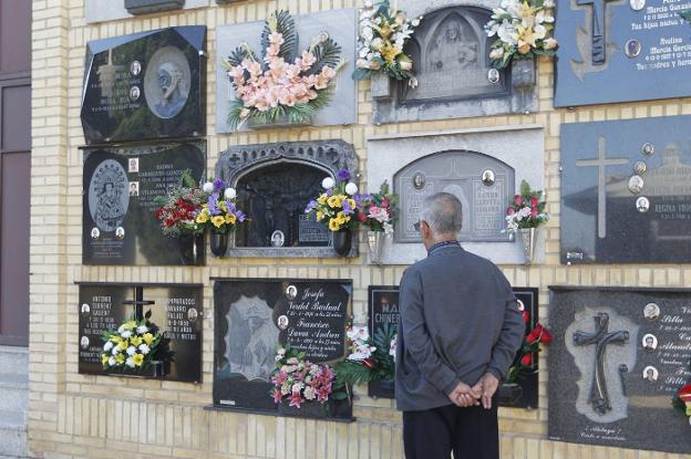 Un hombre observa los nichos, ayer, en el cementerio de Torrent. 