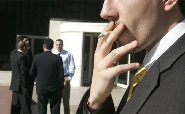 Seis días libres más para empleados no fumadores: la polémica está servida