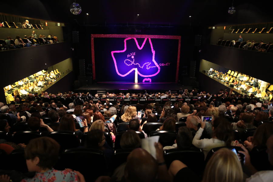 El público en la Rambleta para el estreno del musical 'Priscilla, Reina del Desierto'.