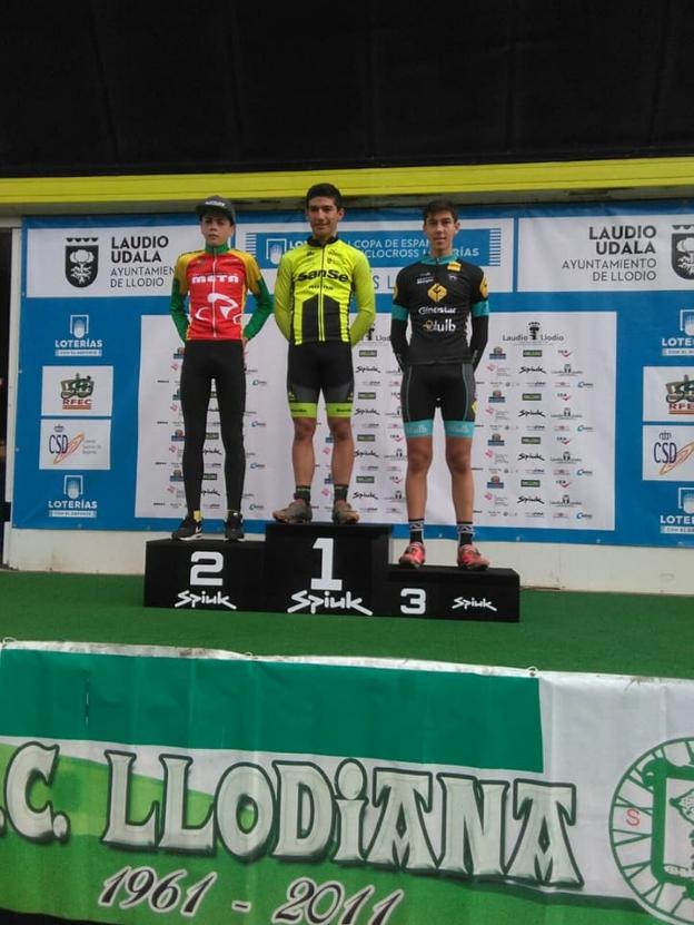 El ciclista Jordi Constantino en el podio de Llodio. 