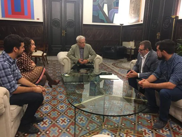 El alcalde de Valencia, Joan Ribó, con el de Torrent, Jesús Ros, y los concejales, en la reunión. 