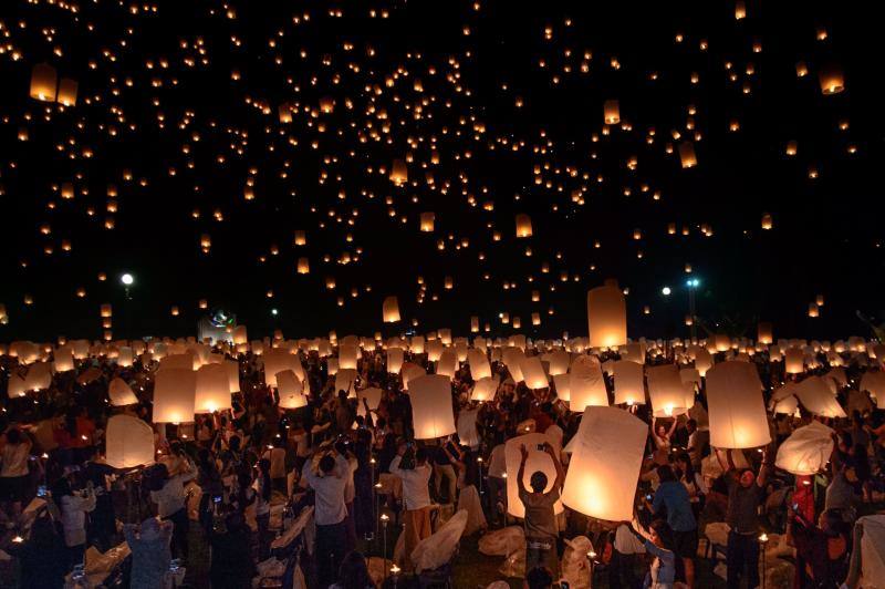 Los farolillos volantes, fabricados usualmente con papel de arroz y alimentados con el fuego de una vela o un pequeño depósito de combustible, llenan el cielo de luceros, al tiempo que interrumpe temporalmente el tráfico aéreo. Con ello se invoca a la buena suerte