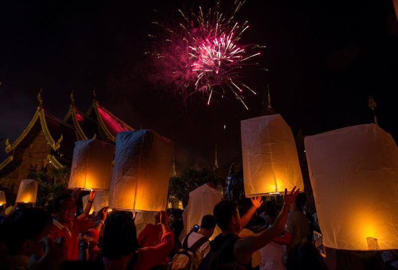 Los farolillos volantes, fabricados usualmente con papel de arroz y alimentados con el fuego de una vela o un pequeño depósito de combustible, llenan el cielo de luceros, al tiempo que interrumpe temporalmente el tráfico aéreo. Con ello se invoca a la buena suerte