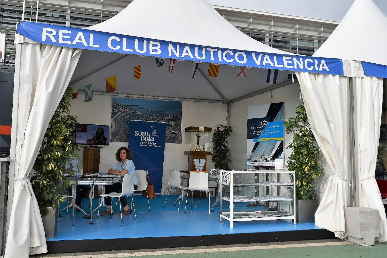 El salón náutico, que se inauguró el miércoles y se clausurará el domingo día 5 con una jornada de puertas abiertas, confirma su pujanza con más expositores, ventas y visitas de compradores en la Marina de Valencia