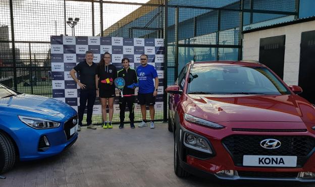 Los ganadores, junto a los modelos de Autiber.