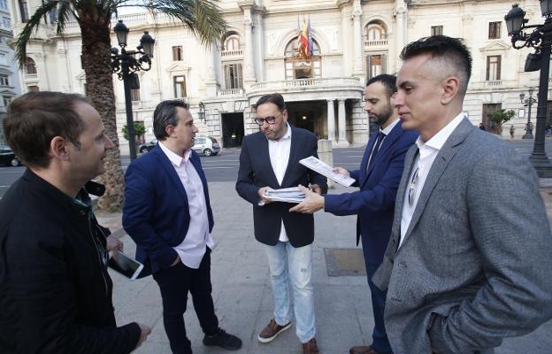 Los empresarios, ayer, antes de presentar las firmas en el Consistorio. 