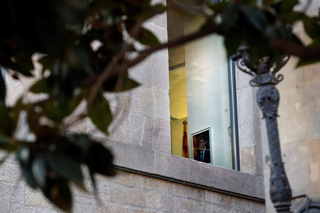 30 de octubre. Vacío en la Generalitat. Una imagen de Carles Puigdemont, cesado por el Gobierno como presidente catalán, colgada en uno de los despachos del Palau de la Generalitat, en el primer día laborable tras la puesta en marcha del artículo 155 de la Constitución para hacer frente al desafío secesionista en Cataluña. 