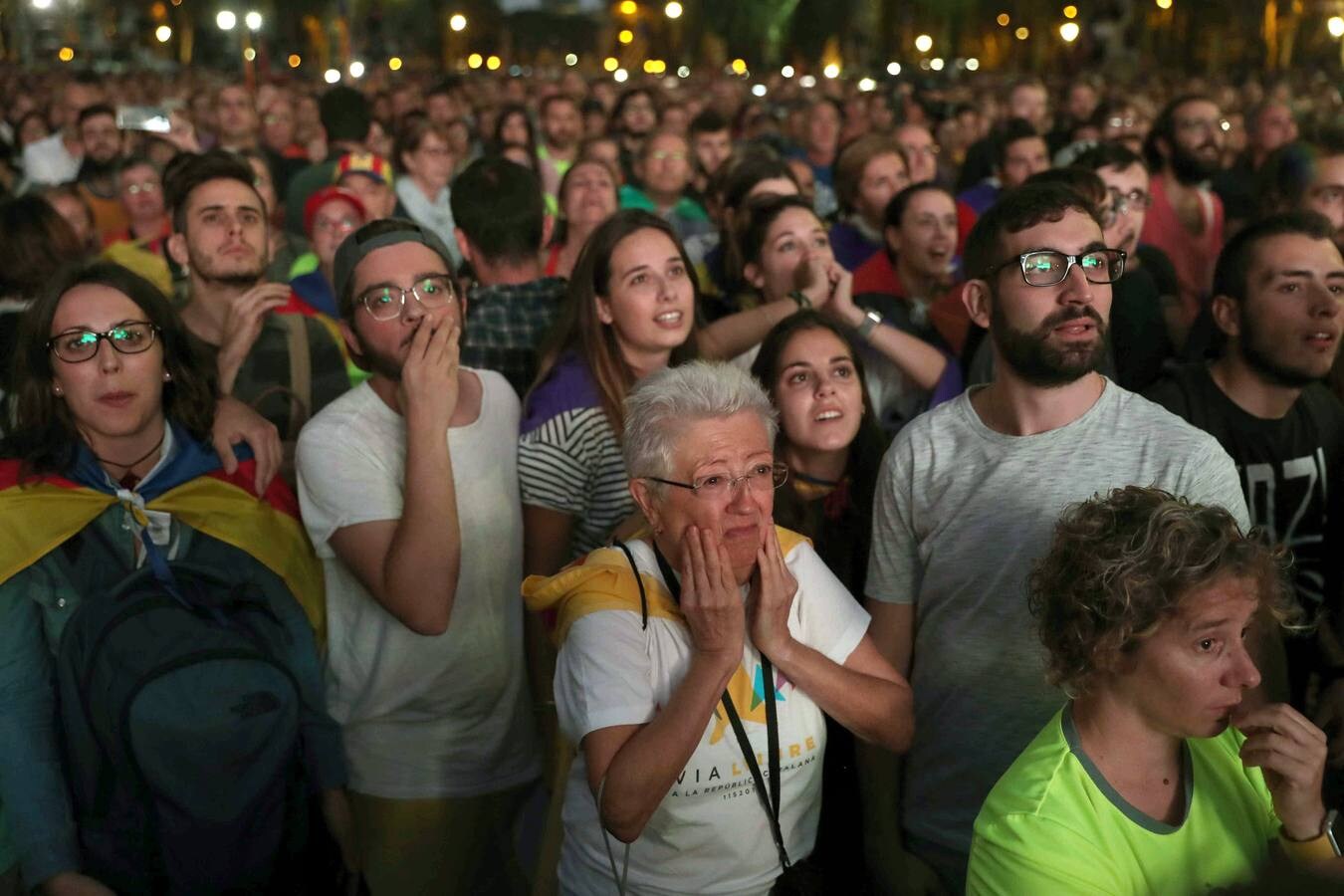 10 de octubre. Puigdemont declara la independencia y suspende su aplicación en menos de un minuto. La decepción era evidente en las personas que seguían la sesión en el exterior del parlamento catalán.