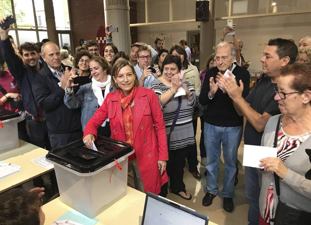 Carme Forcadell, presidenta del Parlament, votando entre aplausos en el colegio Joanot Alisanda de Sabadell, durante la celebracion del Referendum catalan del 1-O.