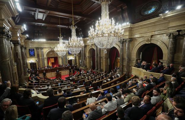Sesión en el Parlament durante la comparecencia de Carles Puigdemont el 10 de octubre. Puigdemont, acompañado por cinco de sus exconsellers (alguno como Joaquim Forn está en prisión), en una rueda de prensa en Bruselas 31 de octubre. 
