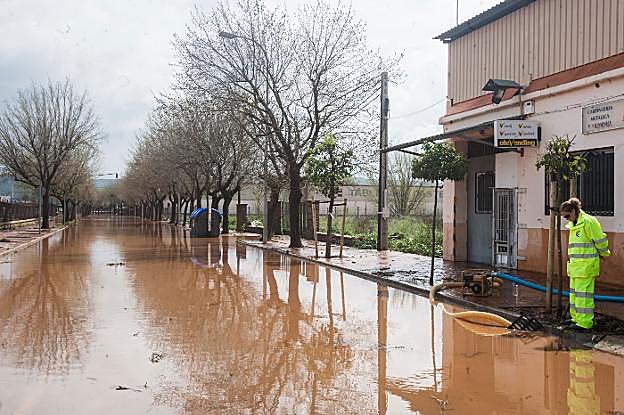 Una calle cortada tras ser inundada por las lluvias en Alzira. 