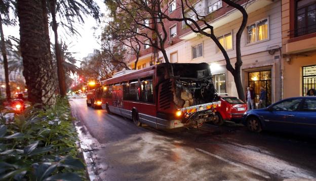 Un vehículo de la EMT retira el autobús de la línea 19 incendiado ayer. 