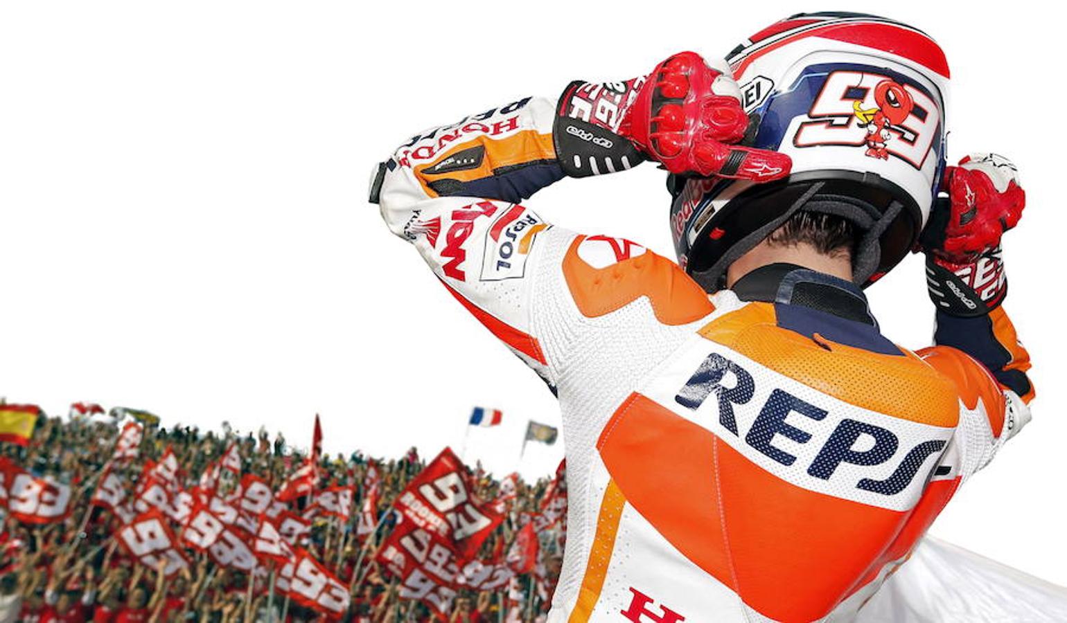 2013. MotoGP. Cheste. El primer español campeón de todo. Se convierte a Márquez en el primer rookie de la historia en ganar la clase reina y el primer español campeón de las tres categorías. Superó a Lorenzo en la clasificación por 4 puntos.