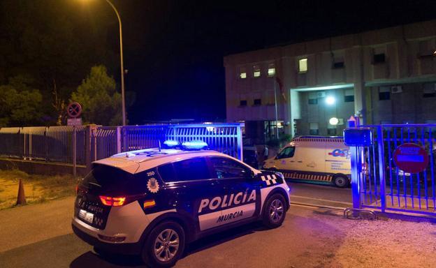 Una ambulancia, en la puerta del Centro de Internamiento de Extranjeros. 