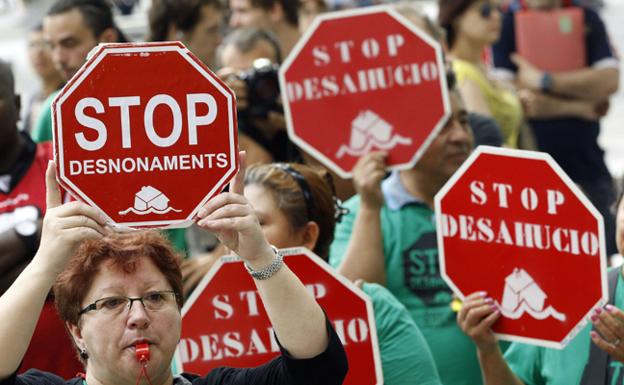 Una manifestación contra el desahucio de familias por impagos de hipotecas.