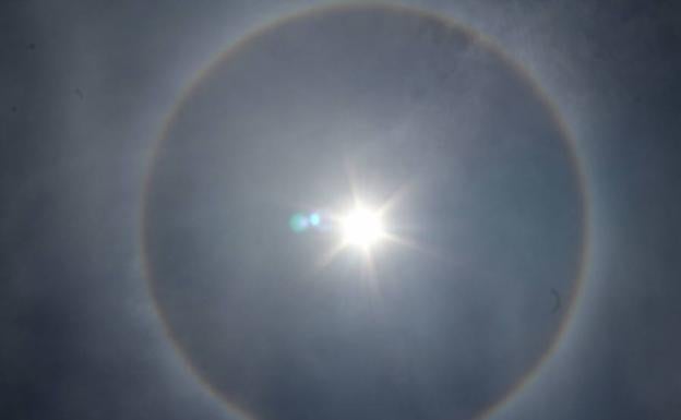 Halo solar fotografiado en Ciudad de México.