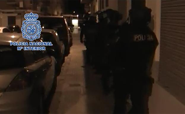Imagen principal - Operación policial contra el yihadismo en Sagunto