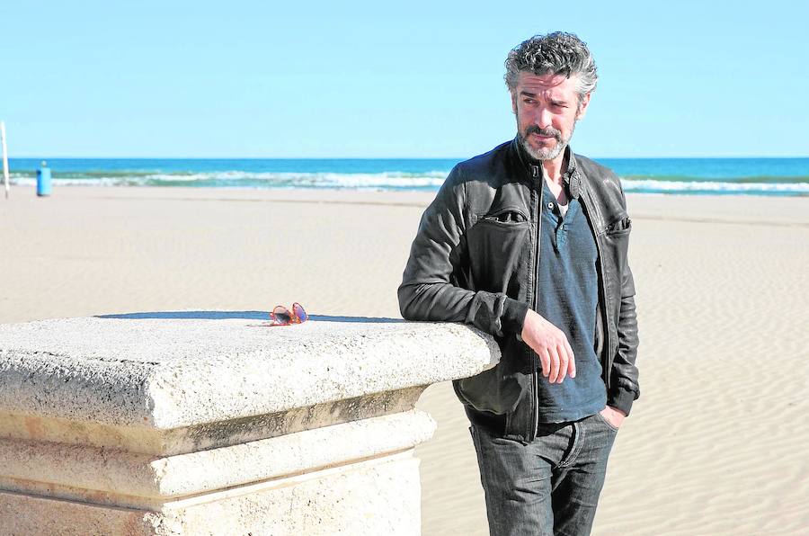 Leonardo Sbaraglia rueda una película en Valencia. El paseo de la Malvarrosa se ha convertido en un plató de cine. Nacho Ruipérez dirige el film 'El desentierro'.