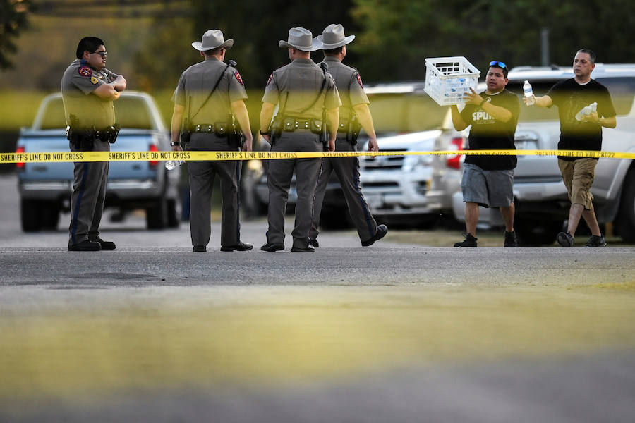 Fotos del tiroteo ocurrido en la primera iglesia Bautista de la localidad de Sutherland Springs, en el estado de Texas, Estados Unidos. Aproximadamente, murieron 26 personas y otras 20 resultaron heridas. 