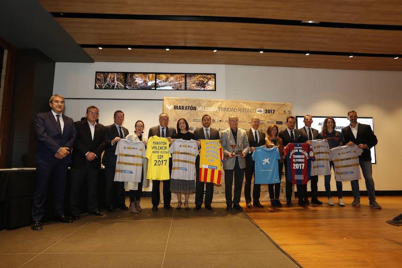 Estas son las imágenes del acto de hermanamiento que se celebró ayer entre el Maratón y el Valencia CF, Levante UD, Villarreal CF y Valencia Basket