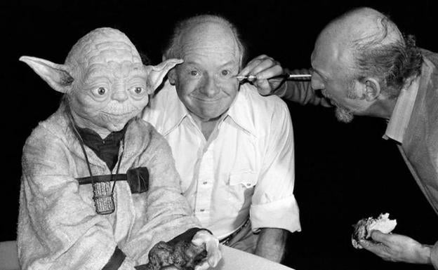 Stuart Freeborn junto al personaje creado por él, Yoda.