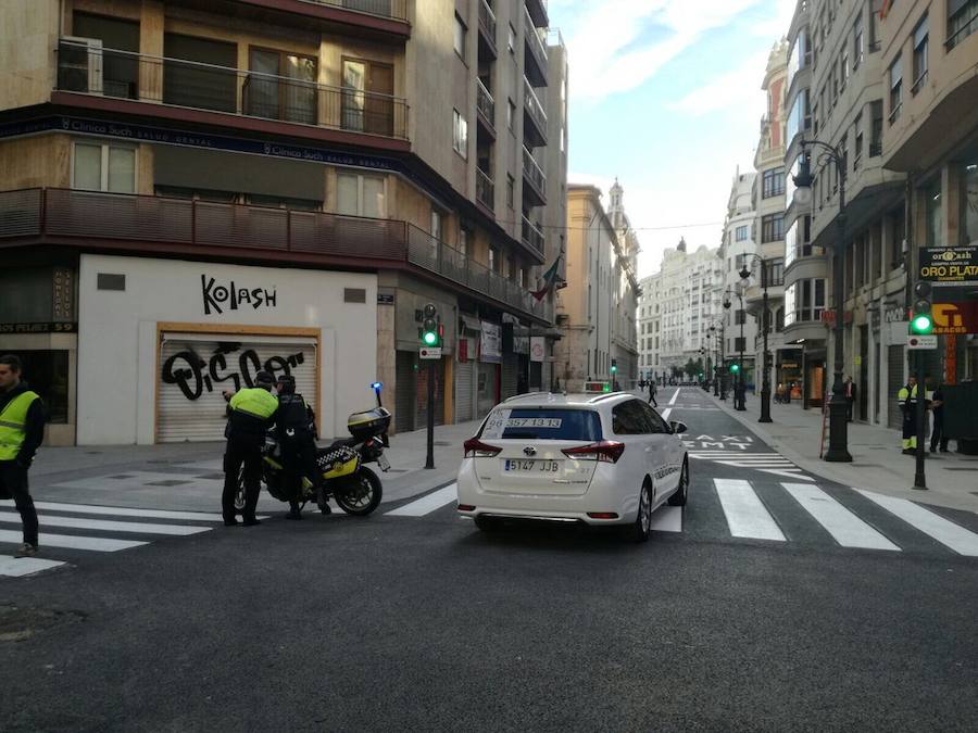 Taxi accidiendo a la calle periodista Azzati de Valencia.