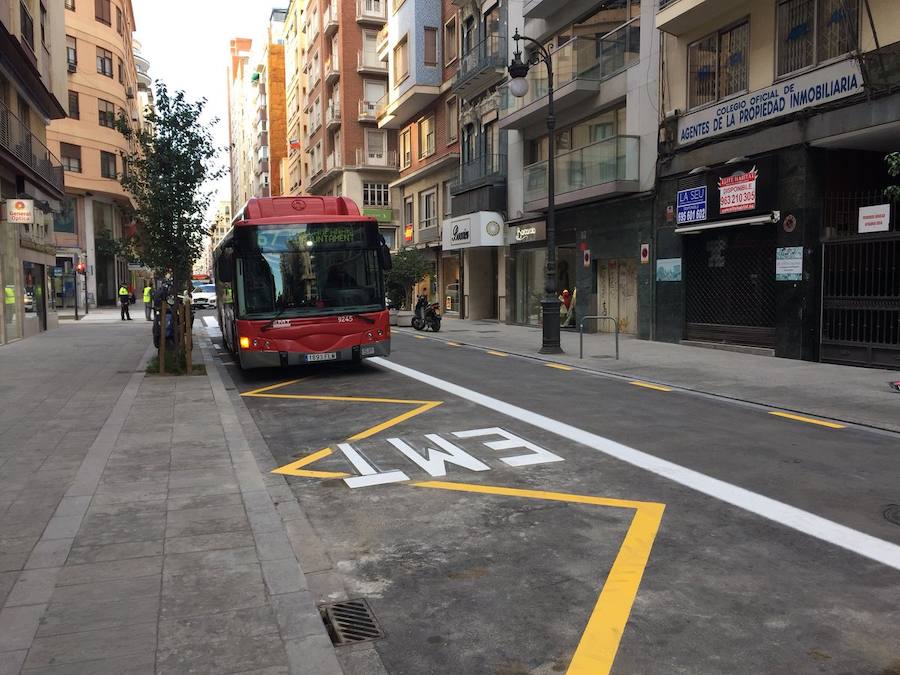 Autobús de la EMT en la calle San Vicente de Valencia.