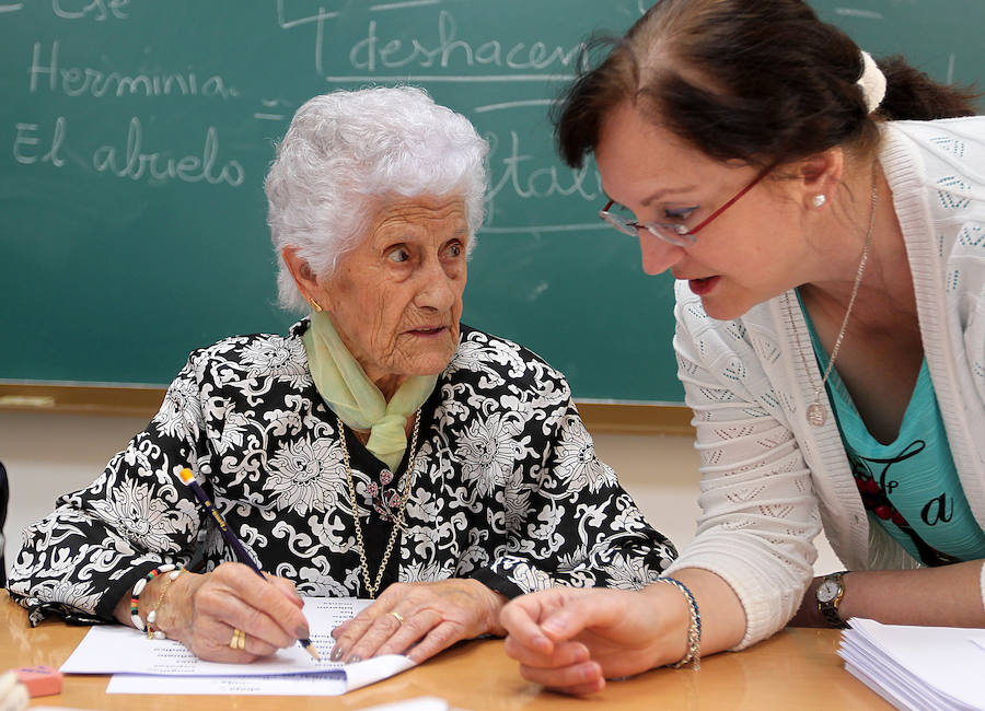 Julia va a la escuela. La centenaria mujer de Jarafuel, que sólo pudo estudiar hasta los ocho años, sorprende a su maestra con su dedicación y esfuerzo.