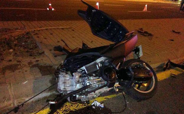 Un hombre de 33 años de edad ha muerto en un accidente de moto ocurrido en el bulevar sur a la altura del Hospital La Fe de Valencia. La víctima se estrelló con la motocicleta que conducía a gran velocidad tras chocar primero con un coche y después contra una palmera.