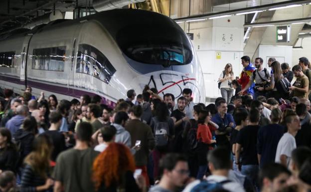 Manifestantes en la estación barcelonesa de Sants.