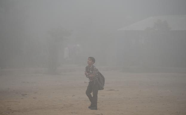 Un niño, yendo a la escuela en Nueva Delhi.