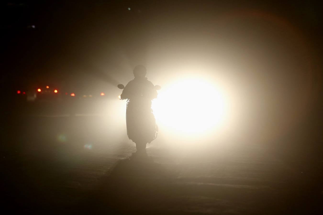 Un motorista circula por una zona densamente contaminada en Bangalore (India) hoy, 09 de noviembre de 2017. Nueva Delhi volverá a limitar el tráfico a días alternos en función de la matrícula par o impar de los vehículos durante la próxima semana, en medio de una emergencia por contaminación con niveles hasta seis veces por encima de lo que la Organización Mundial de la Salud (OMS) considera perjudicial. 