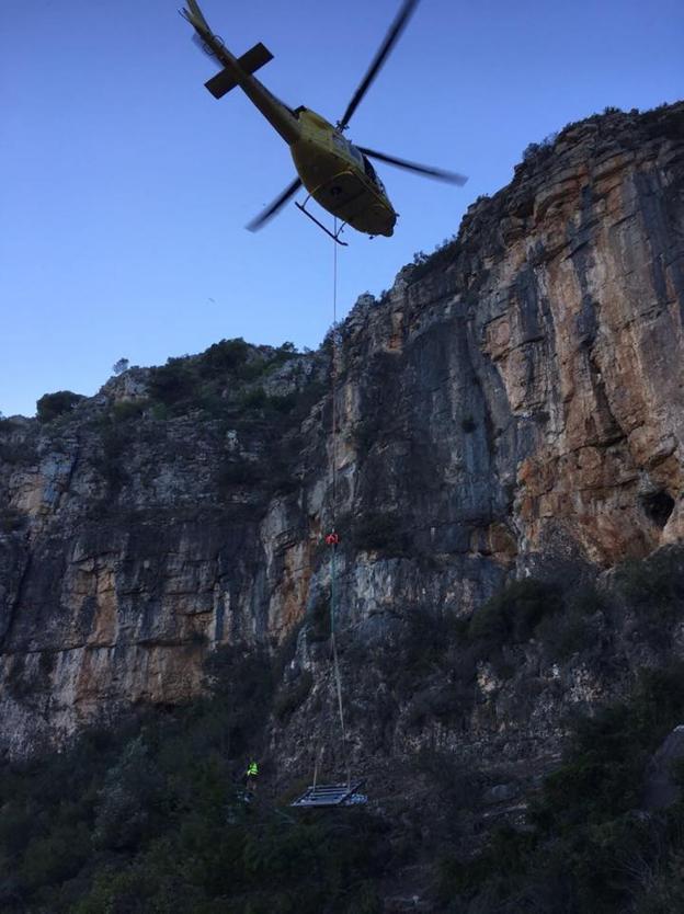 El helicóptero deposita los materiales a 200 metros de altitud. 