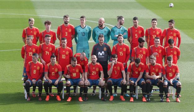 LA SELECCIÓN POSA CON LA CAMISETA DE LA POLÉMICA